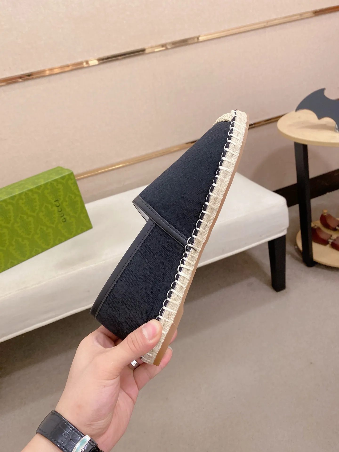 Factory price: 400💰High-quality GUCCI💫Men's latest slip-on Loaf casual shoes✔️The original version is available simultaneously at the counter and is a one-to-one replica🏍️Fabrics: Italian imported fabrics, pure hand-pulled threads, raw rubber breathable anti-slip outsole, breathable and comfortable lambskin lining, 100% comfortable density, original rubber outsole wear-resistant ✔️Code number: 38-44, you deserve it, (Note: 45 can be customized, non-refundable and non-exchangeable)